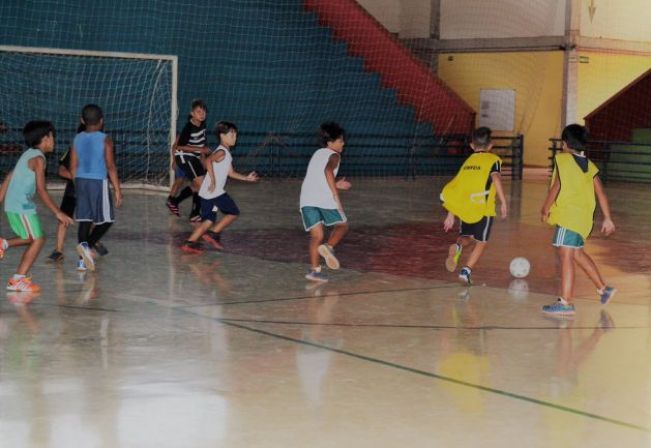 Escolinhas de Esportes oferecem aulas para alunos de 6 a 14 anos e estão com inscrições abertas