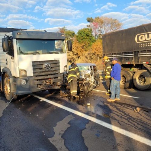 Carro na contramão provoca grave acidente na rodovia do contorno