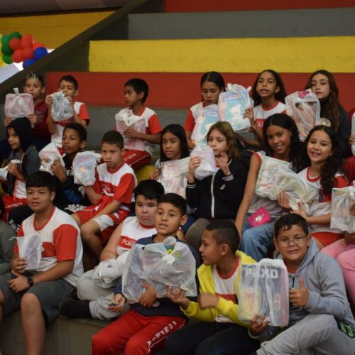 Alunos da rede municipal visitam a Feira do Livro