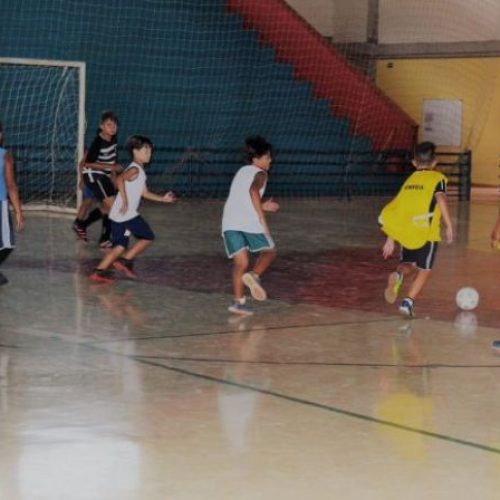 Escolinhas de Esportes oferecem aulas para alunos de 6 a 14 anos e estão com inscrições abertas