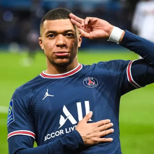 Dois dias após título da Champions, Real Madrid anuncia contratação de Mbappé